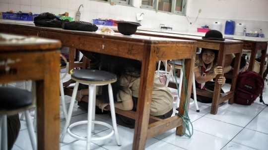 Antusias Siswa SMA Negeri 78 Jakarta Ikuti Simulasi Gempa dan Tsunami