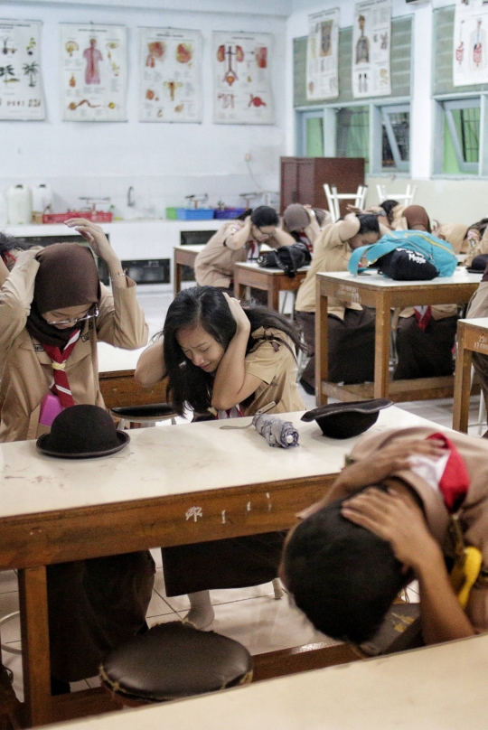 Antusias Siswa SMA Negeri 78 Jakarta Ikuti Simulasi Gempa dan Tsunami