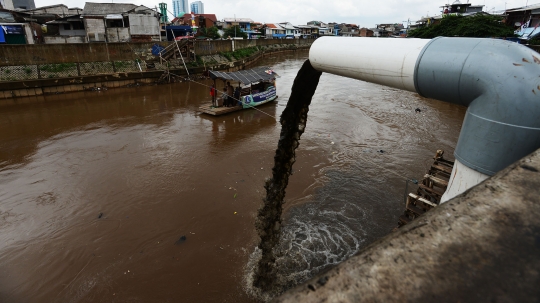 Antisipasi Banjir, Petugas Cek Kondisi Pompa Air