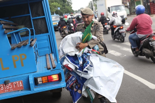 Panwaslu Ciracas Bersama Satpol PP Turunkan APK di Jalan Raya Bogor