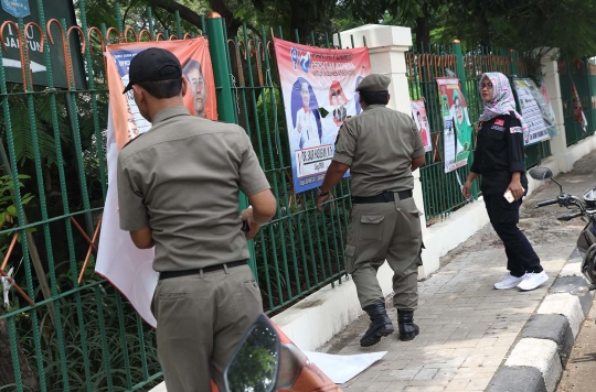 Panwaslu Ciracas Bersama Satpol PP Turunkan APK di Jalan Raya Bogor