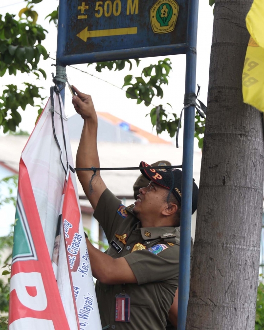 Panwaslu Ciracas Bersama Satpol PP Turunkan APK di Jalan Raya Bogor
