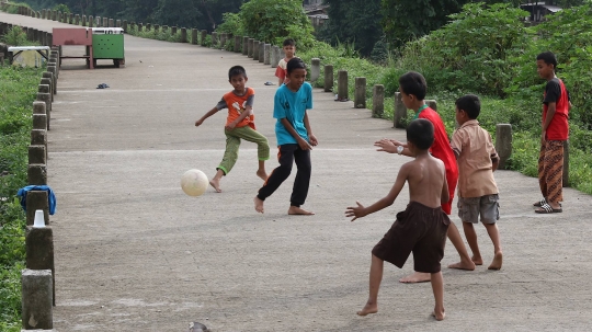 Serunya Anak-Anak Bermain Sepak Bola di Jalur Inspeksi Ciliwung