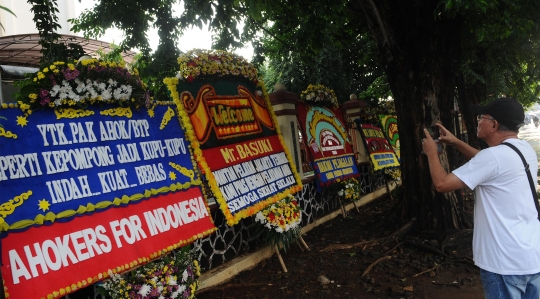 Ahok Bebas, Pendukung dan Karangan Bunga Menanti di Mako Brimob