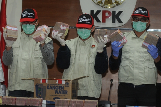 KPK Tunjukan Barang Bukti OTT Bupati Mesuji Senilai Rp 1,2 Miliar