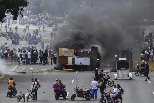 Suasana Mencekam Saat Aksi Protes Presiden Venezuela Kembali Pecah