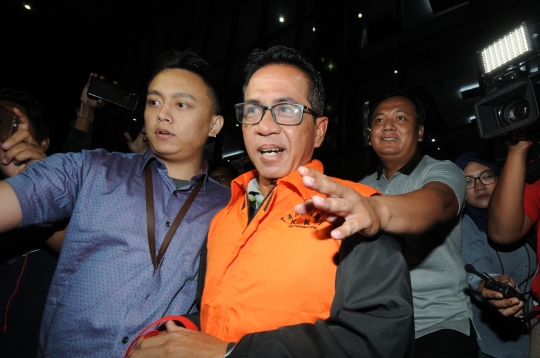 KPK Resmi Tahan Bupati Mesuji Khamami Terkait Suap