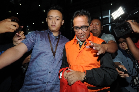 KPK Resmi Tahan Bupati Mesuji Khamami Terkait Suap
