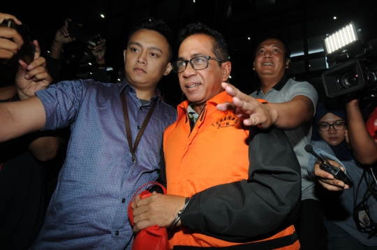 KPK Resmi Tahan Bupati Mesuji Khamami Terkait Suap