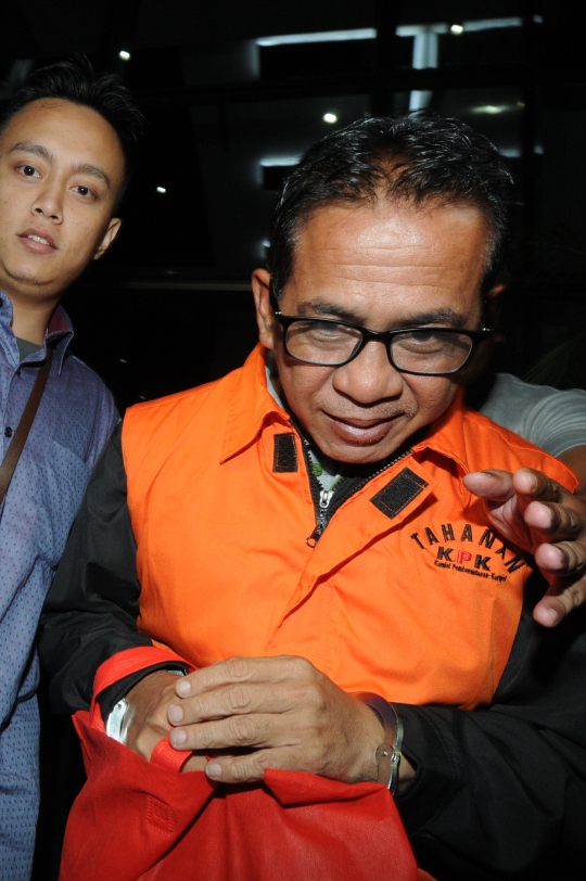 KPK Resmi Tahan Bupati Mesuji Khamami Terkait Suap