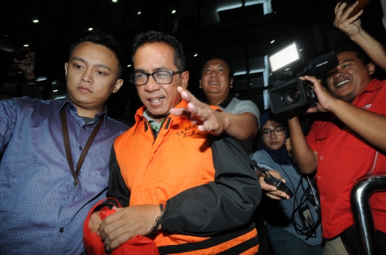 KPK Resmi Tahan Bupati Mesuji Khamami Terkait Suap