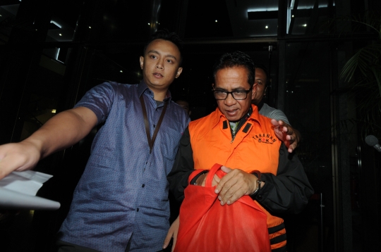 KPK Resmi Tahan Bupati Mesuji Khamami Terkait Suap