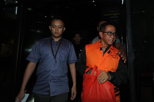 KPK Resmi Tahan Bupati Mesuji Khamami Terkait Suap