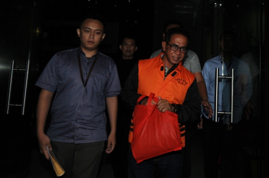 KPK Resmi Tahan Bupati Mesuji Khamami Terkait Suap