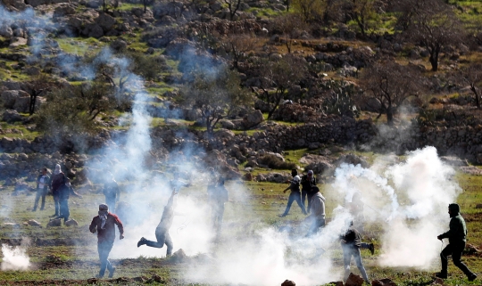 Aksi Demonstran Palestina Tangkis Tembakan Gas Air Mata Pasukan Israel