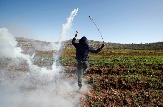 Aksi Demonstran Palestina Tangkis Tembakan Gas Air Mata Pasukan Israel