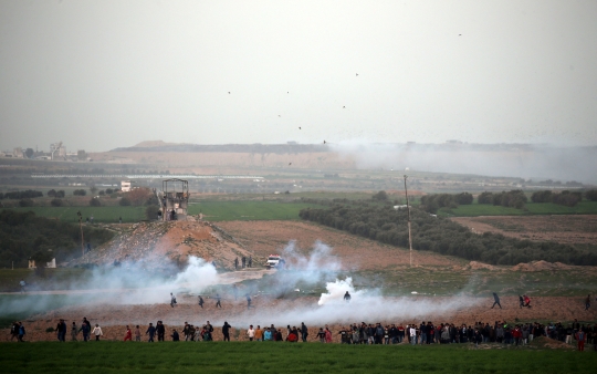 Aksi Demonstran Palestina Tangkis Tembakan Gas Air Mata Pasukan Israel