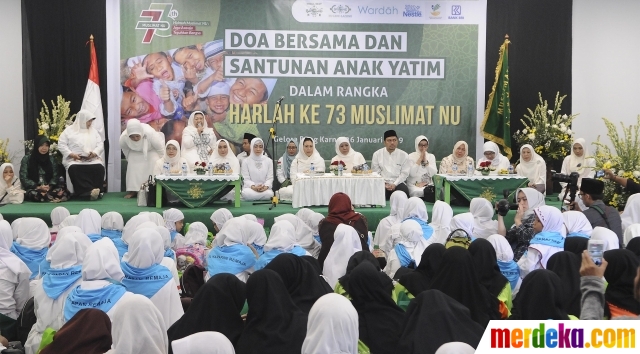 Ketua Umum Muslimat NU Khofifah Indar Parawangsa bersama Ketua Panitia Harlah Muslimat NU ke-73 Yenny Wahid menghadiri doa bersama dan santunan anak yatim di kompleks Stadion Utama Gelora Bung Karno (SUGBK), Jakarta, Sabtu (26/1). Acara tersebut sebagai rangkaian acara memperingati Harlah Muslimat NU ke-73. 