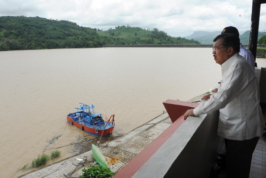 Wapres Jusuf Kalla Tinjau Lokasi Banjir di Sulawesi Selatan