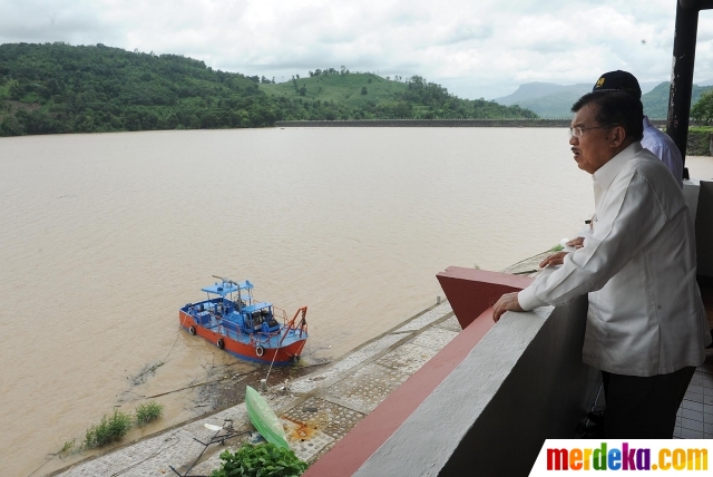 Wapres Jusuf Kalla meninjau Bendungan Bili-Bili di Kabupaten Gowa, saat kunjungan ke lokasi bencana banjir di Sulawesi Selatan, Minggu (27/1).
