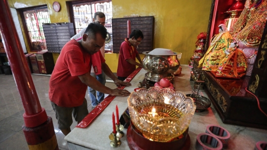 Bersih-Bersih Wihara Amurka Bhumi Jelang Imlek 2570