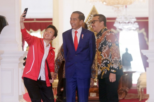 Gaya Butet Saat Foto Bareng Jokowi