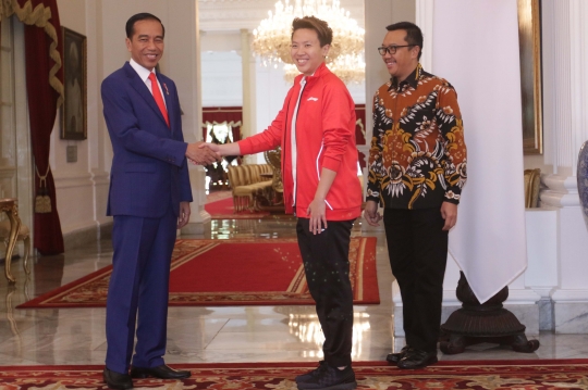 Gaya Butet Saat Foto Bareng Jokowi