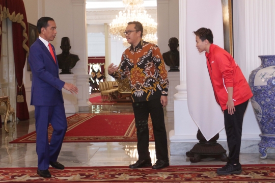 Gaya Butet Saat Foto Bareng Jokowi