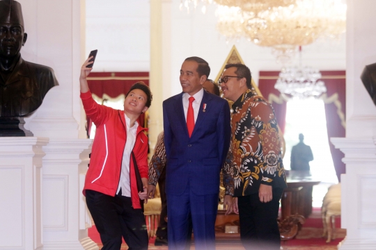 Gaya Butet Saat Foto Bareng Jokowi