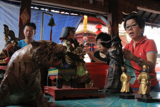 Melihat Tradisi Memandikan Rupang dan Akulturasi Klenteng Banyumas