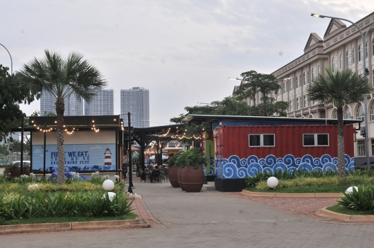 Menikmati Kuliner di Food Street Pantai Maju