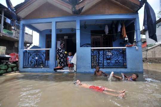 Keseruan Bocah-bocah Saat Banjir Rendam Ratusan Rumah di Rawa Terate