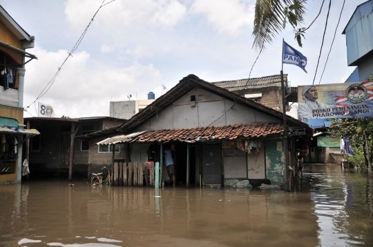 Keseruan Bocah-bocah Saat Banjir Rendam Ratusan Rumah di Rawa Terate