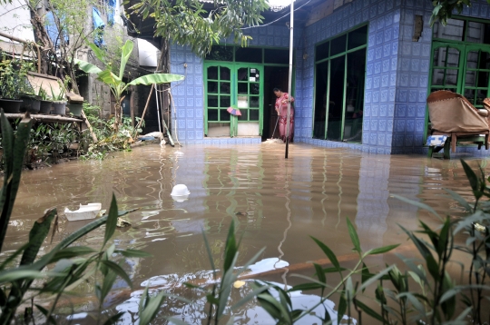 Keseruan Bocah-bocah Saat Banjir Rendam Ratusan Rumah di Rawa Terate