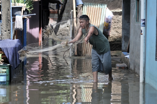 Keseruan Bocah-bocah Saat Banjir Rendam Ratusan Rumah di Rawa Terate