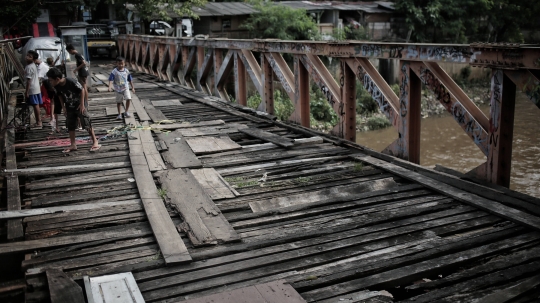 Tak Terawat, Jembatan di Tanah Abang ini Tampak Mengerikan