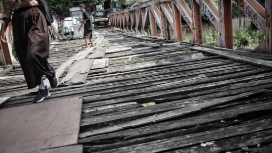 Tak Terawat, Jembatan di Tanah Abang ini Tampak Mengerikan