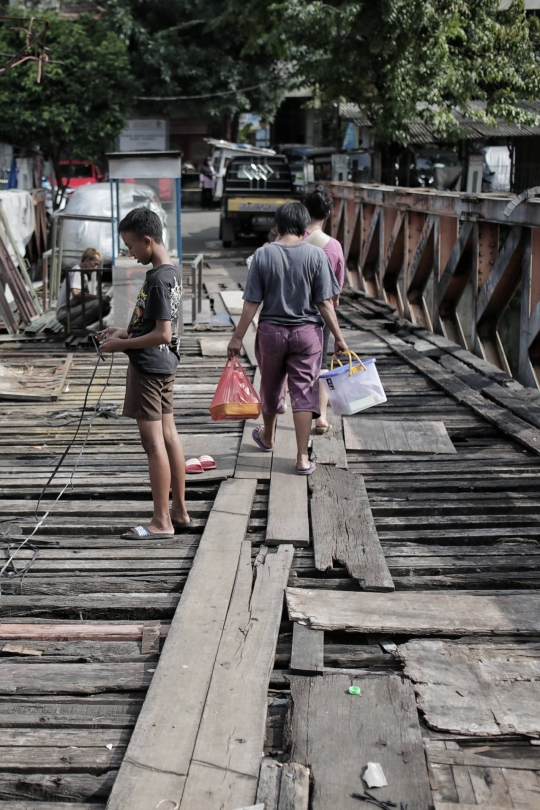 Tak Terawat, Jembatan di Tanah Abang ini Tampak Mengerikan