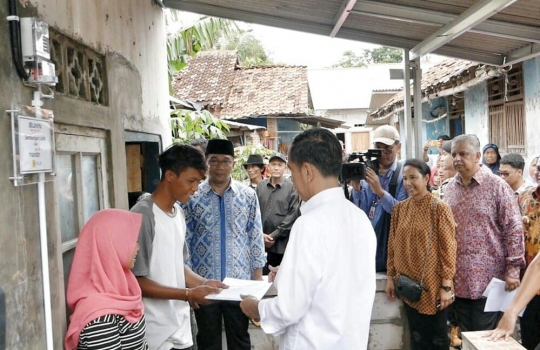 Presiden Jokowi Berikan Sertifikat Sambungan Listrik Gratis di Muara Gembong