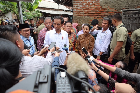 Presiden Jokowi Berikan Sertifikat Sambungan Listrik Gratis di Muara Gembong