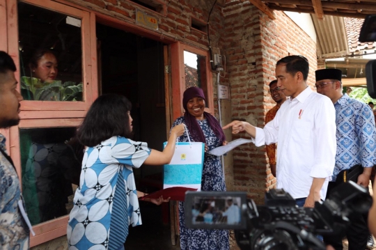 Presiden Jokowi Berikan Sertifikat Sambungan Listrik Gratis di Muara Gembong