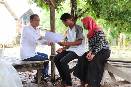 Presiden Jokowi Berikan Sertifikat Sambungan Listrik Gratis di Muara Gembong