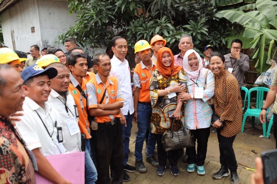 Presiden Jokowi Berikan Sertifikat Sambungan Listrik Gratis di Muara Gembong