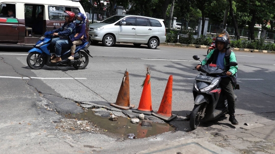 Jalan Berlubang Bahayakan Pengendara