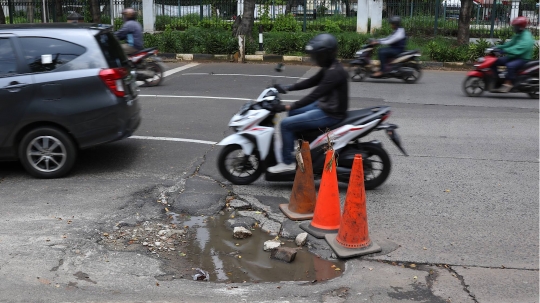 Jalan Berlubang Bahayakan Pengendara