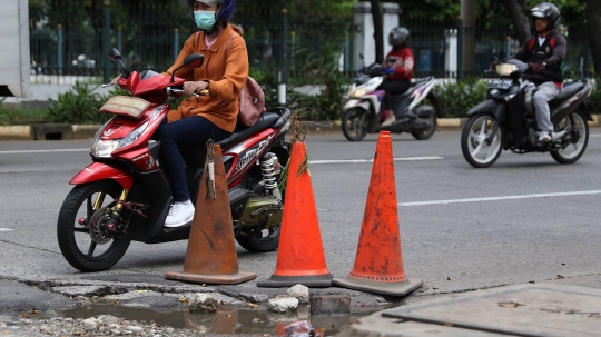 Jalan Berlubang Bahayakan Pengendara