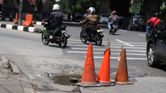 Jalan Berlubang Bahayakan Pengendara