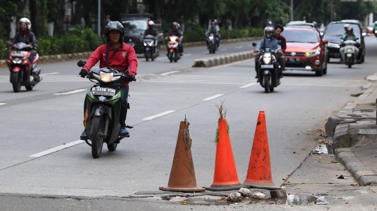 Jalan Berlubang Bahayakan Pengendara