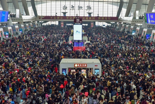 Ribuan Pemudik Imlek Padati Stasiun Kereta Api di China