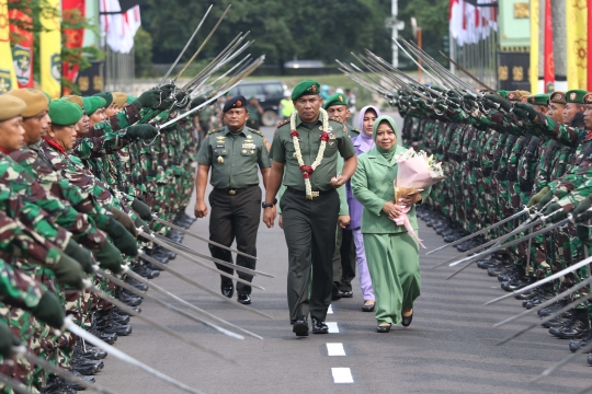 Upacara Pedang Pora Sambut Pangdam Jaya Baru